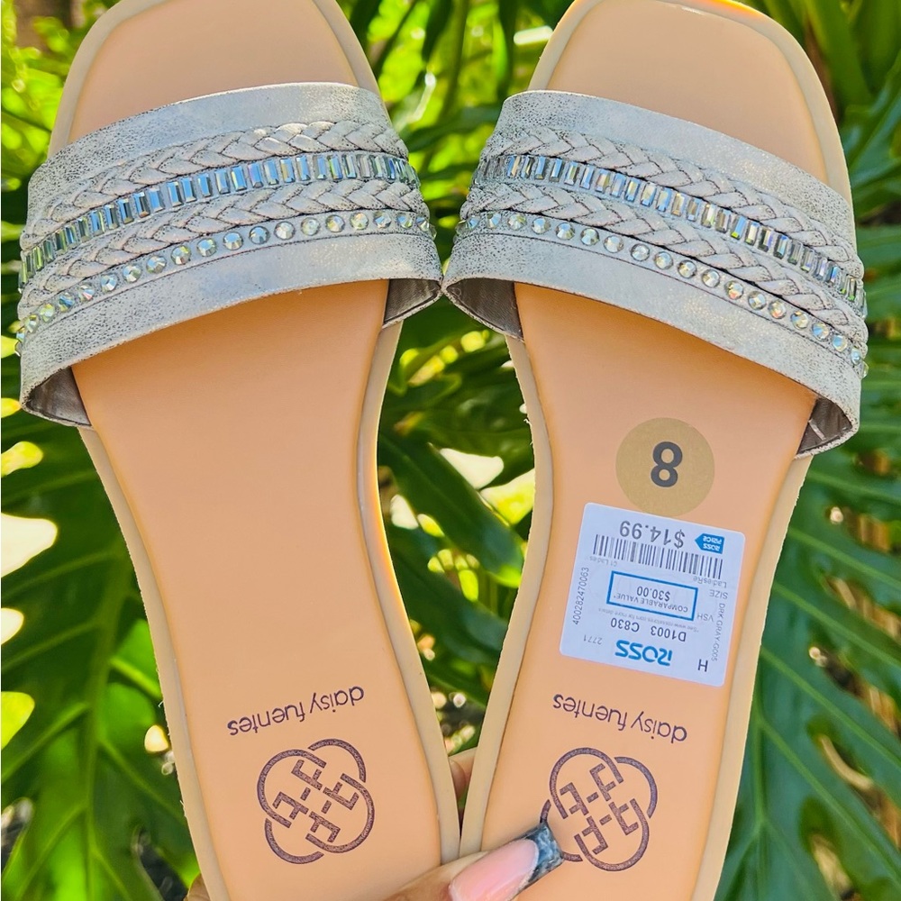 Daisy Fuentes Metallic Silver Sandals